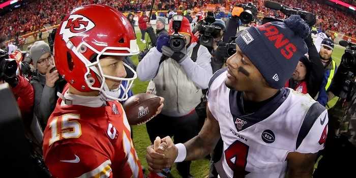 kc chiefs qb patrick mahomes shaking hands with houston texans qb deshaun watson